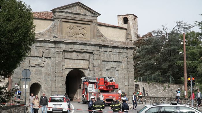 Porta Sant’Agostino, lavori dopo l’incidente: resta il divieto di transito per camion e pullman Porta Sant’Agostino, lavori dopo l’incidente: resta il divieto di transito per camion e pullman
