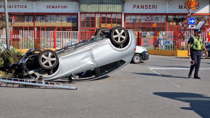 Han orsakade en olycka och hans bil voltade, sedan klev han ur sittbrunnen …