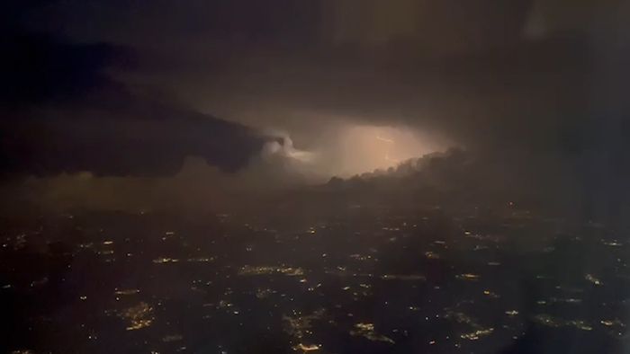 fulmini-e-saette-le-spettacolari-immagini-del-temporale-su-bergamo