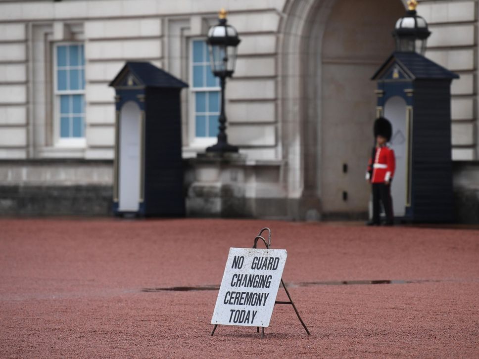 L’annuncio che oggi non si terrà nessun cambio della guardia a Buckingham Palace