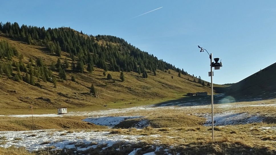 La stazione meteo sistemata per le rilevazioni in località Montagnina, sopra Gandino La stazione meteo sistemata per le rilevazioni in località Montagnina, sopra Gandino