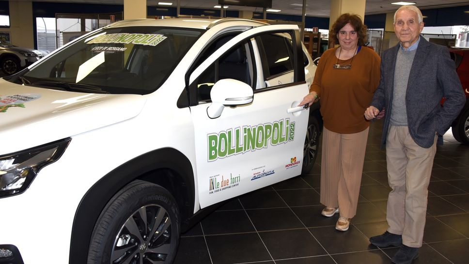 La vincitrice dell’auto in palio Loredana Patelli con Curzio Rota della Concessionaria Autorota La vincitrice dell’auto in palio Loredana Patelli con Curzio Rota della Concessionaria Autorota