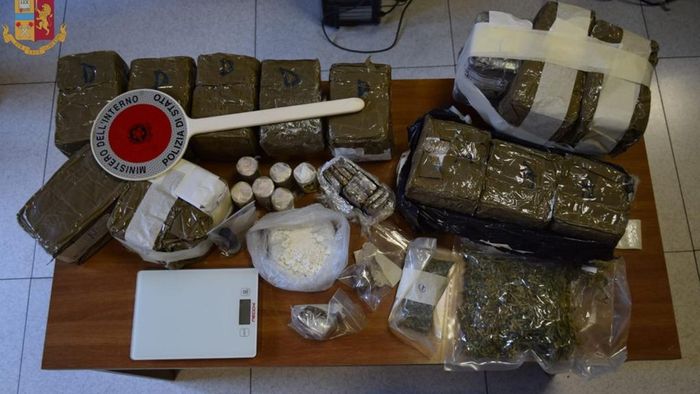 Oltre 3 chili di hashish in auto e 12 in casa, coppia in manette dopo un controllo al casello di Dalmine Oltre 3 chili di hashish in auto e 12 in casa, coppia in manette dopo un controllo al casello di Dalmine