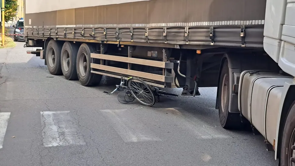 La bici travolta dal tir