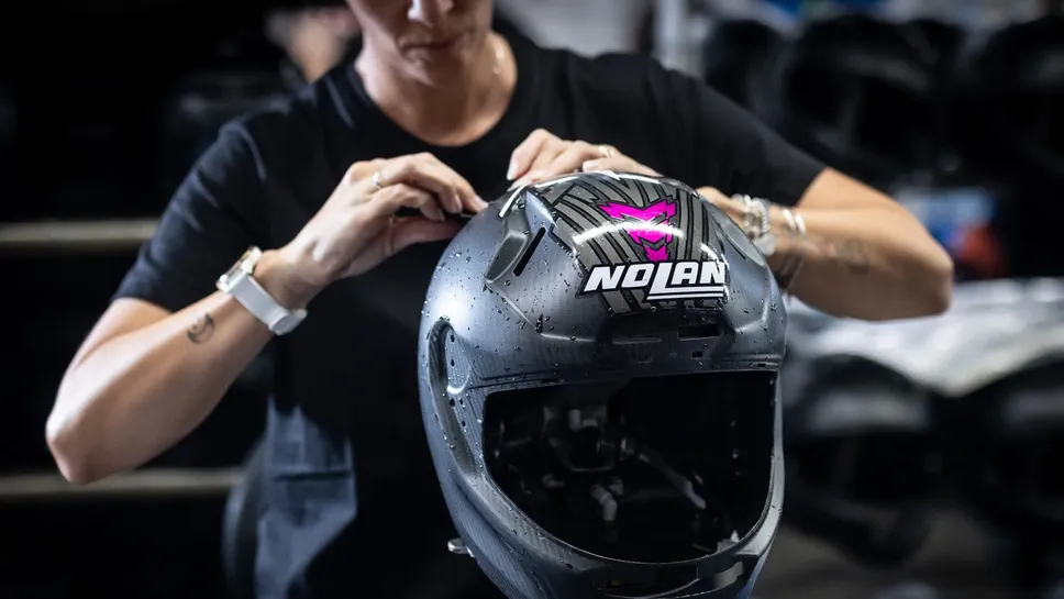 Una fase della produzione dei caschi Nolan Una fase della produzione dei caschi Nolan