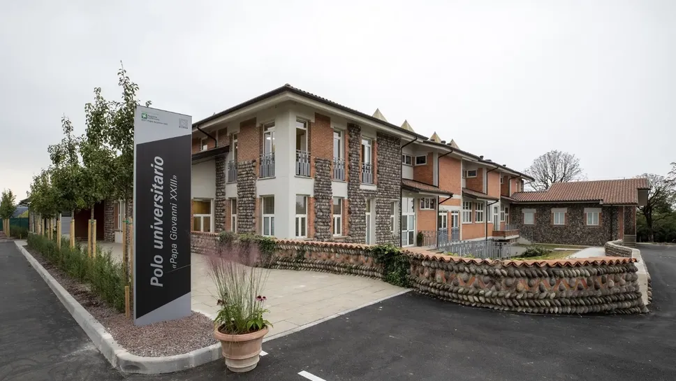 Il polo di formazione universitaria di Bergamo nato dalla collaborazione tra Università Bicocca e ospedale Papa Giovanni, inaugurato mercoledì 11 ottobre Il polo di formazione universitaria di Bergamo nato dalla collaborazione tra Università Bicocca e ospedale Papa Giovanni, inaugurato mercoledì 11 ottobre