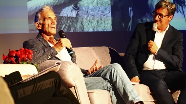 Manolo intervistato dal direttore della rivista Orobie, Paolo Confalonieri, al Gran galà del Cai di Alzano