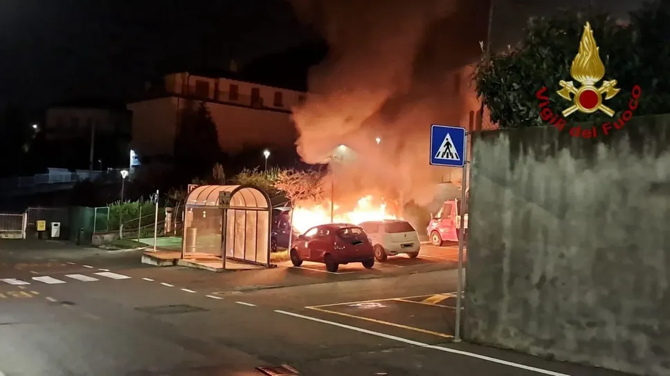 Il parcheggio di via Dante Alighieri i centro a Pontida dove sono andate a fuoco ben quattro autovetture