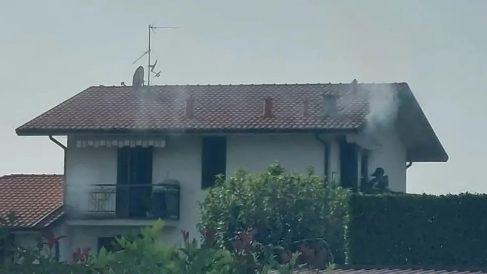 Fumo dalla villetta in via Matteotti a Filago