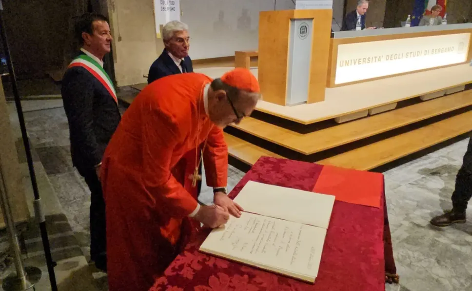 Il momento della firma del cardinale Pizzaballa