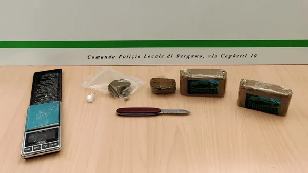 La droga e il materiale sequestrato