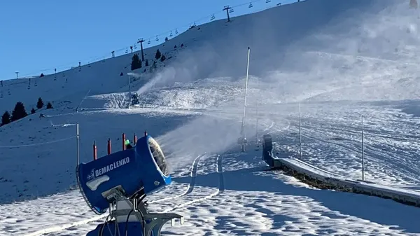 Cannoni in azione, ieri al Monte Pora già imbiancato dalle recenti nevicate: qui l’apertura della stagione è prevista per il 2 dicembre