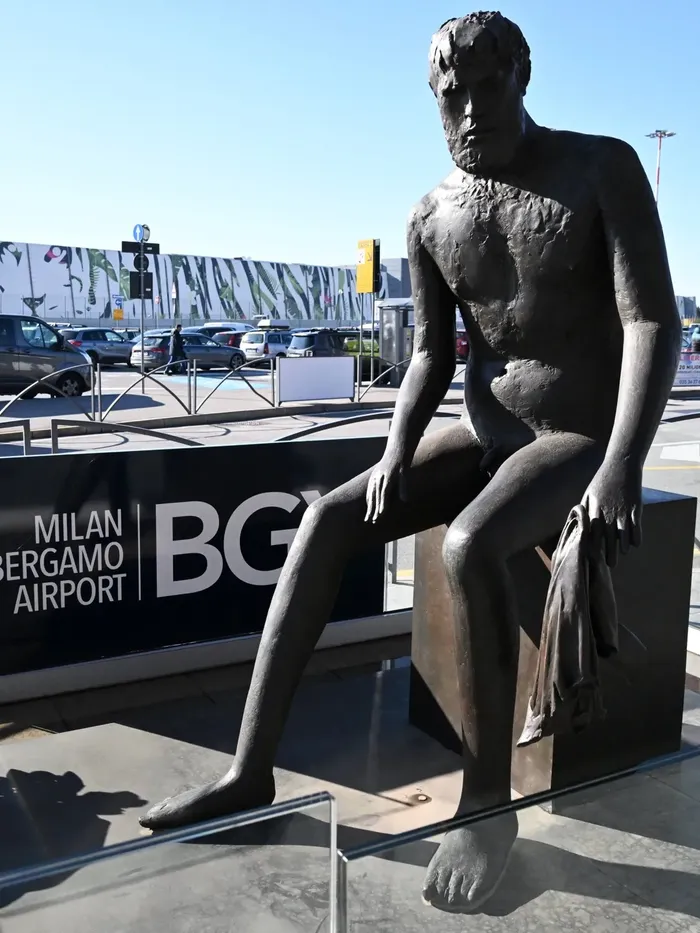 Il monumento a Caravaggio ora installato all’aeroporto
