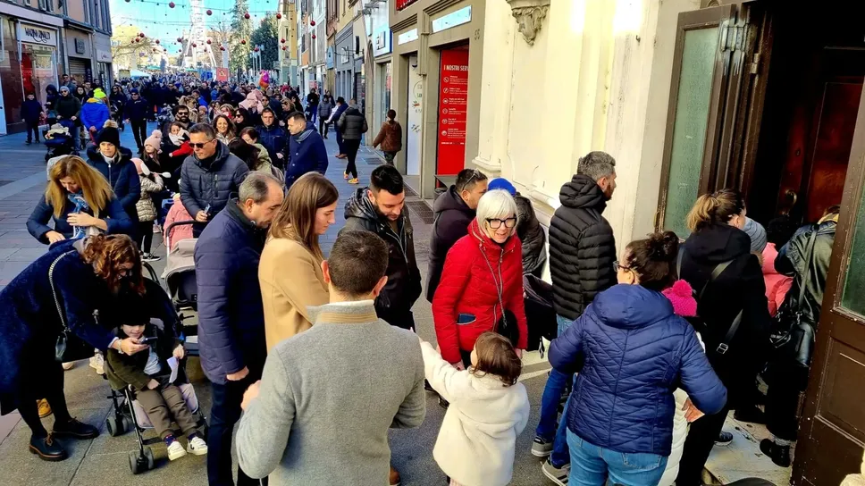 I giovani dell’Ufficio per la Pastorale dell’età evolutiva consegneranno alle famiglie in attesa di consegnare la letterina nella chiesa di via XX Settembre le cartoline con il Qr code, attraverso il quale scrivere il proprio pensiero di pace