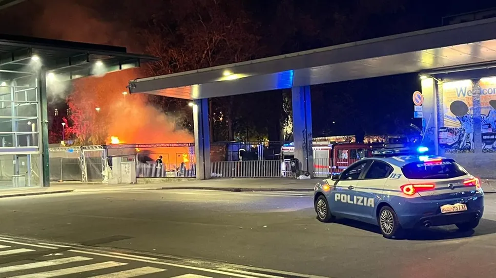 L’incendio in piazzale Alpini: bruciati 4 furgoni e una cella frigorifera L’incendio in piazzale Alpini: bruciati 4 furgoni e una cella frigorifera