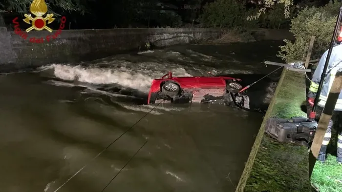 Esce di strada e finisce con l’auto nel fiume: ferito 20enne