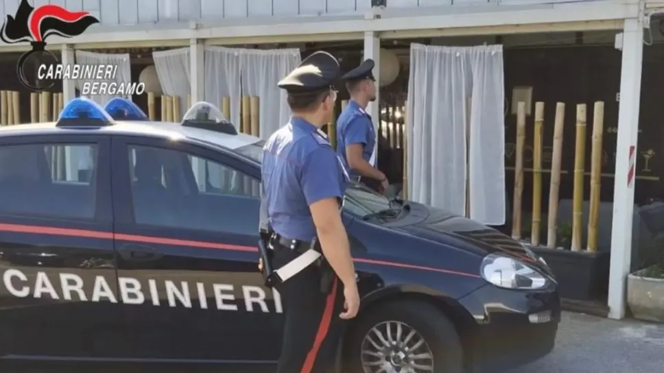 Carabinieri all’esterno del bar dopo la notifica della revoca della licenza Carabinieri all’esterno del bar dopo la notifica della revoca della licenza