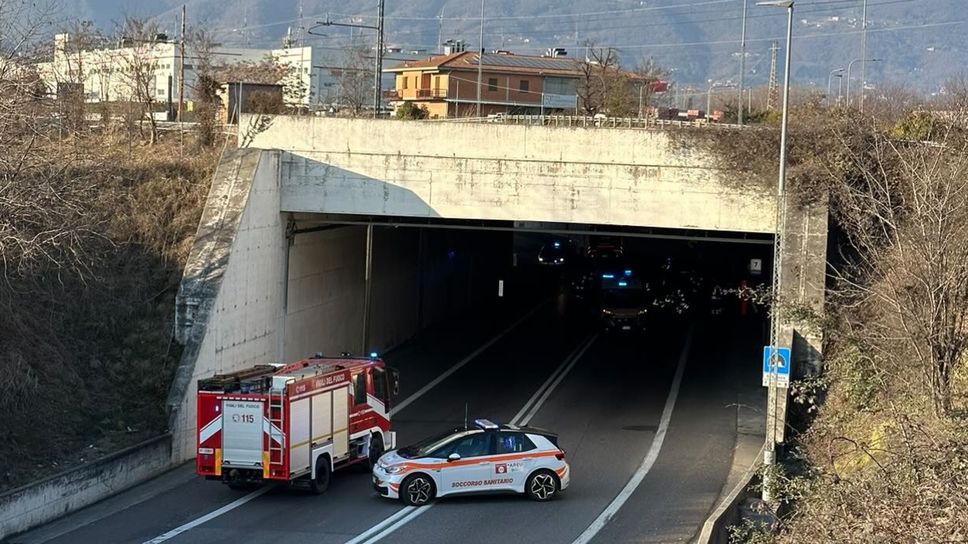I mezzi di soccorso fuori dalla galleria: la foto di un lettore che l’ha inviata dalla nostra pagina Ig I mezzi di soccorso fuori dalla galleria: la foto di un lettore che l’ha inviata dalla nostra pagina Ig