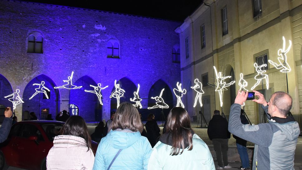 Grande affluenza in Città Alta per le installazioni di «Light is life» Grande affluenza in Città Alta per le installazioni di «Light is life»