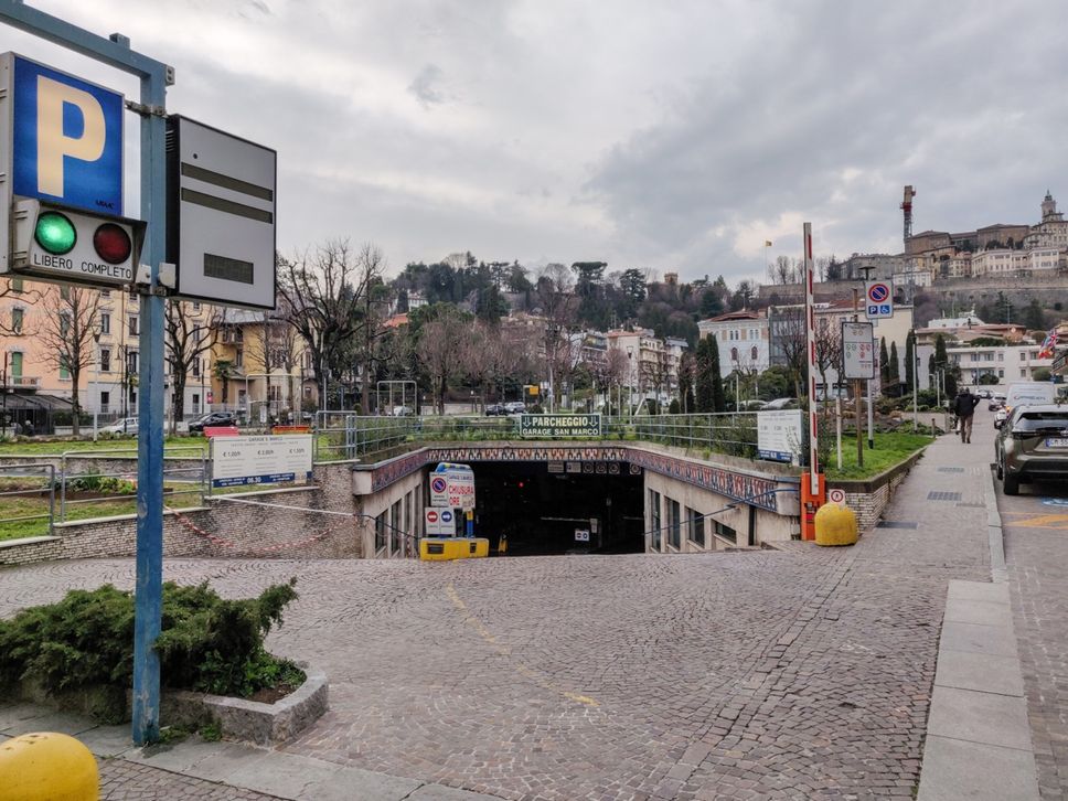 Il parcheggio in via Zelasco