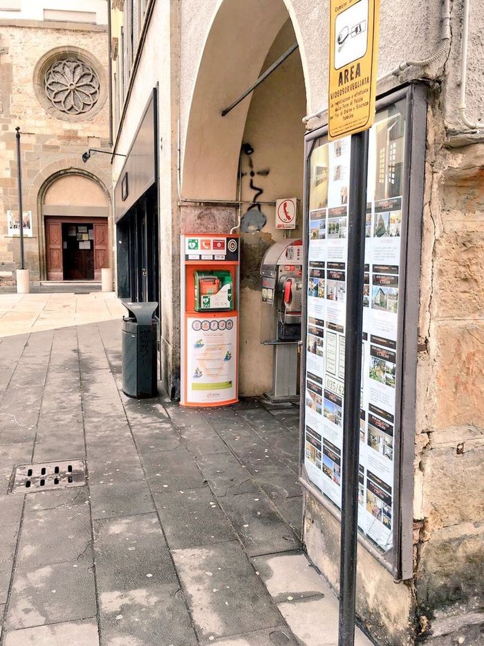Il defibrillatore in piazza Pontida
