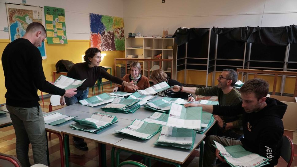 Le operazioni di scrutinio delle schede per l’elezione del presidente e del Consiglio regionale, in uno dei seggi bergamaschi