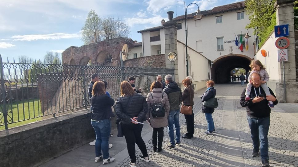 Visitatori al borgo medievale di Cologno Visitatori al borgo medievale di Cologno