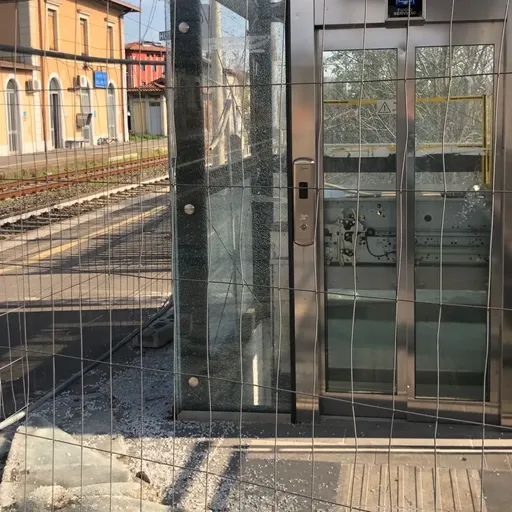 Qui Grumello, la stazione ostaggio di vandali e incivili Foto Cronaca, Grumello del Monte