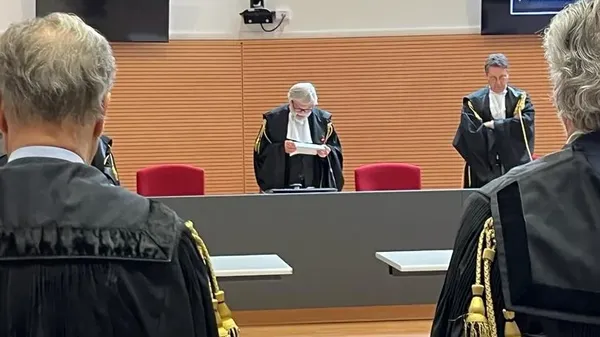 Il presidente della Corte d’appello di Brescia Giulio De Antoni mentre legge la sentenza