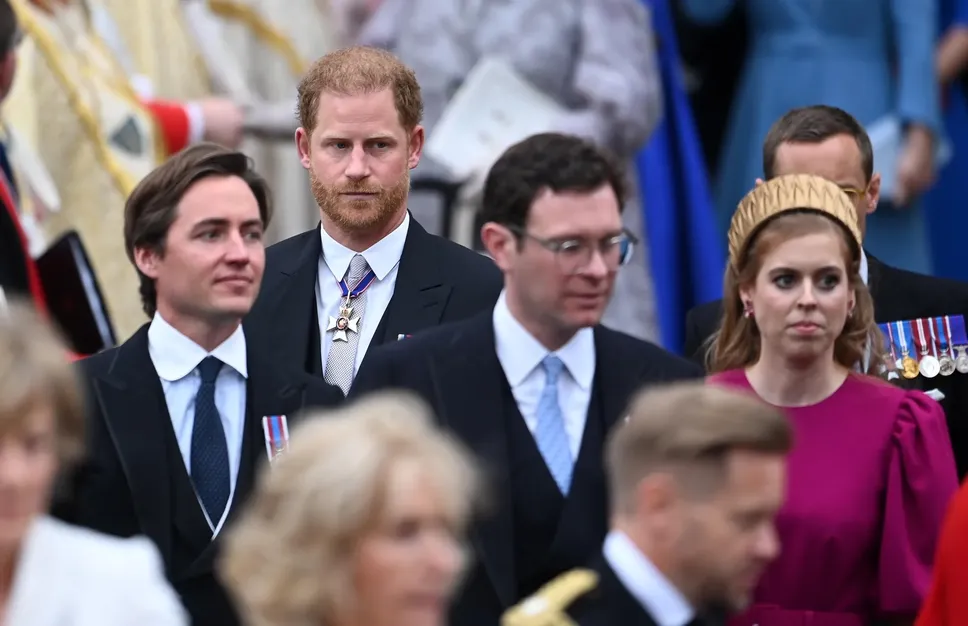 La principessa Beatrice, a sinistra  il marito  Edoardo Mapelli Mozzi. Dietro il principe Harry