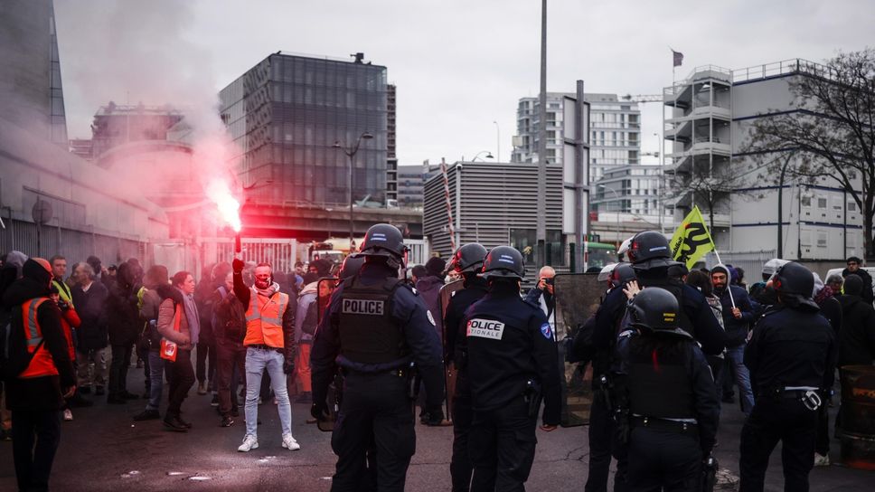 Le proteste a Parigi contro la riforma delle pensioni voluta dal presidente Macron