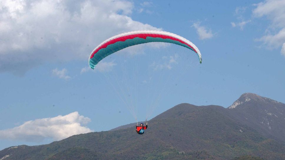 Un’immagine di repertorio di  un volo col parapendio