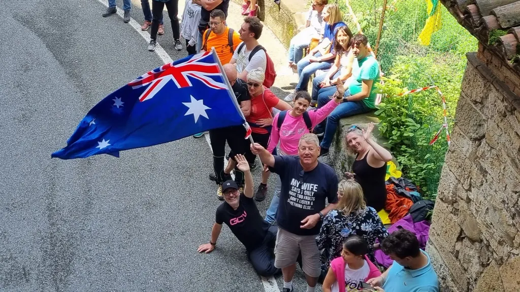 Attesa sulla salita della Boccola in città