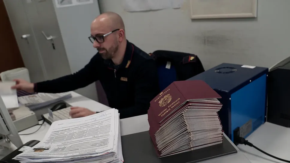 L’ufficio passaporti della Questura rilascia mediamente 1.500 documenti a settimana L’ufficio passaporti della Questura rilascia mediamente 1.500 documenti a settimana