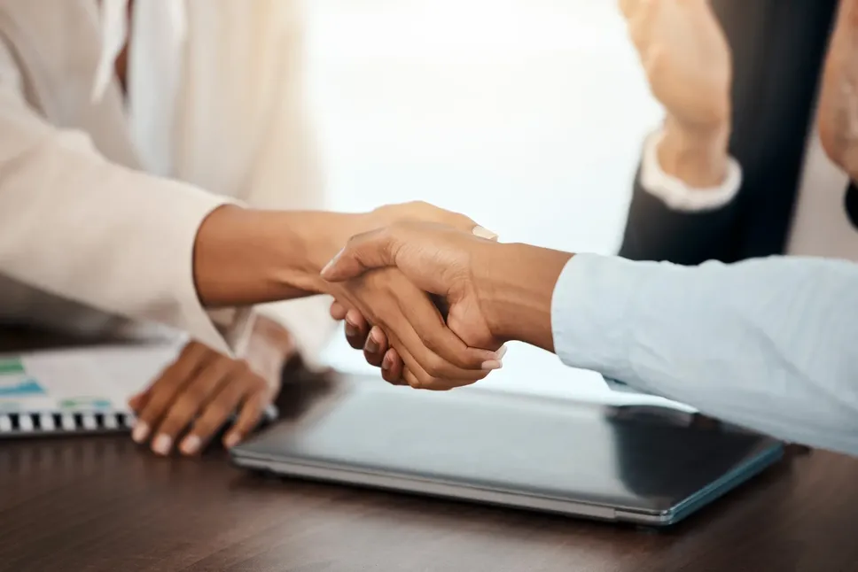 Non basyano più una formale stretta di mano e in un rapido giro di benvenuto in azienda