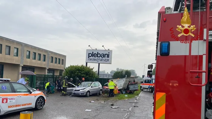 Scontro tra un’auto e un furgone della nettezza urbana: due feriti ...