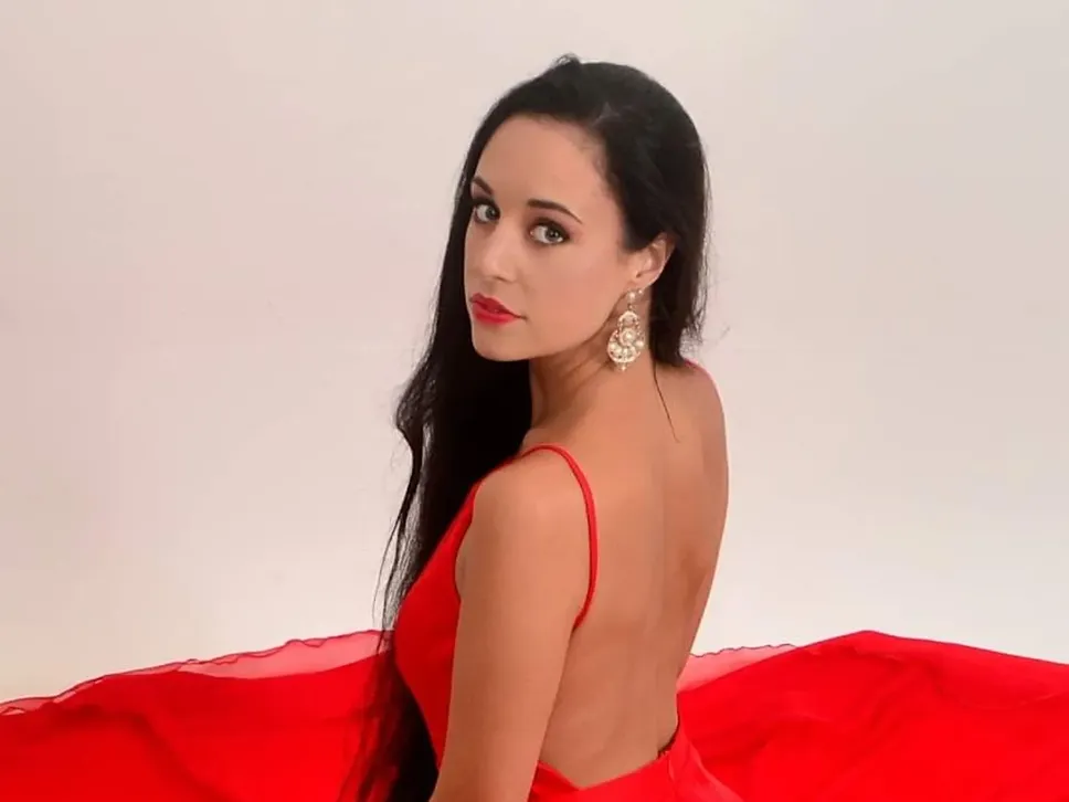 Nata a Lovere, Michela Cortinovis è cresciuta ad Albino