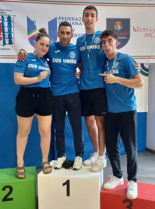 Ancora il Karate: da sinistra, Camilla Petruzzi (oro), l’allenatore, Fabio Mazzoleni (argento), Riccardo Bomei (bronzo)