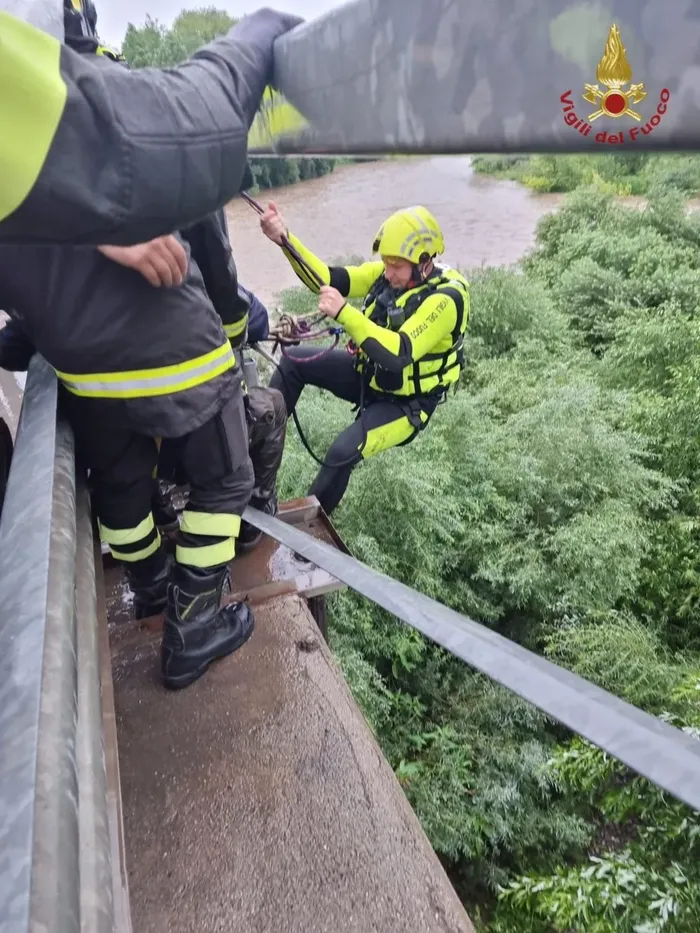 Ad Alzano il recupero di una persona bloccata sotto il cavalcavia