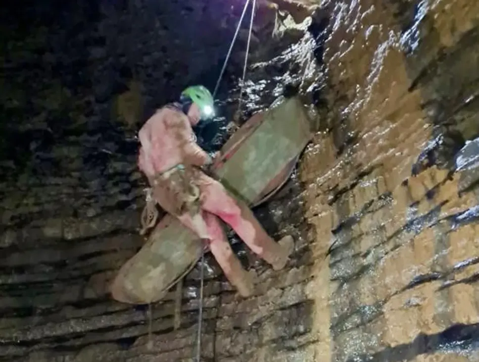 Le operazioni di recupero della speleologa ferita