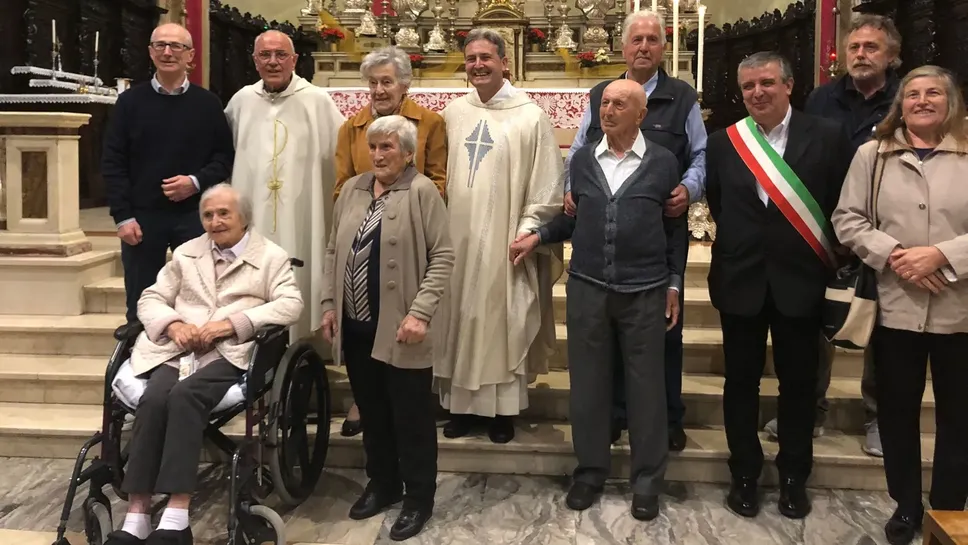 Autorità e parenti con i quattro festeggiati in chiesa: seduta Enrichetta Rodeschini, accanto Agnese Pesenti, dietro Giacomina Sonzogni. Il quarto da destra è Ivo Ghisalberti Autorità e parenti con i quattro festeggiati in chiesa: seduta Enrichetta Rodeschini, accanto Agnese Pesenti, dietro Giacomina Sonzogni. Il quarto da destra è Ivo Ghisalberti