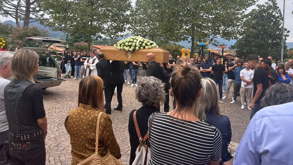 Il funerale di Eros Manenti a Barzana Il funerale di Eros Manenti a Barzana