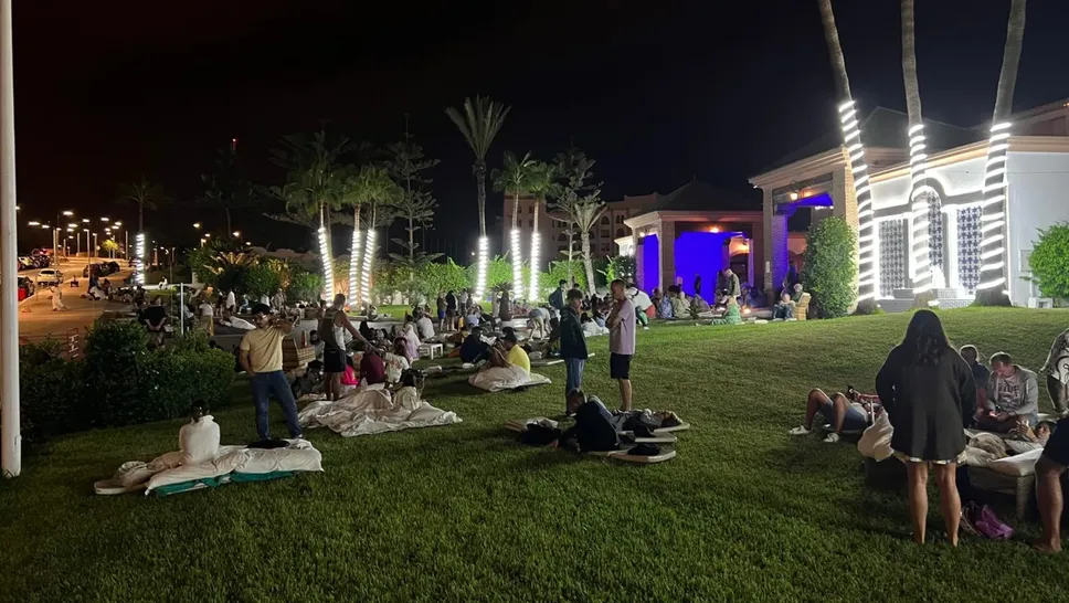Gli ospiti dell’albergo di Agadir, dove si trova la famiglia Rota, accampati all’esterno dopo la scossa Gli ospiti dell’albergo di Agadir, dove si trova la famiglia Rota, accampati all’esterno dopo la scossa