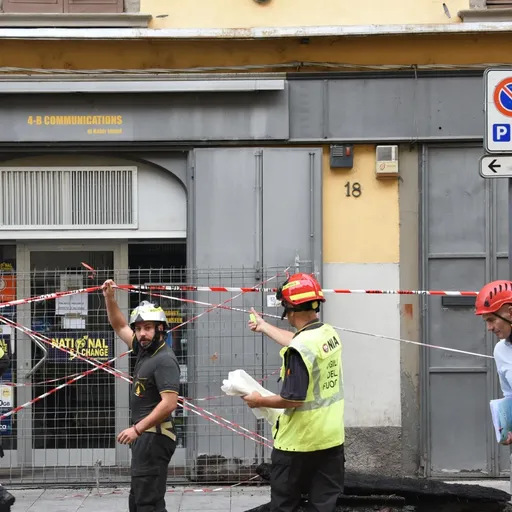 Via Moroni, i rilievi dopo il rogo per far luce sulle cause. Al via la