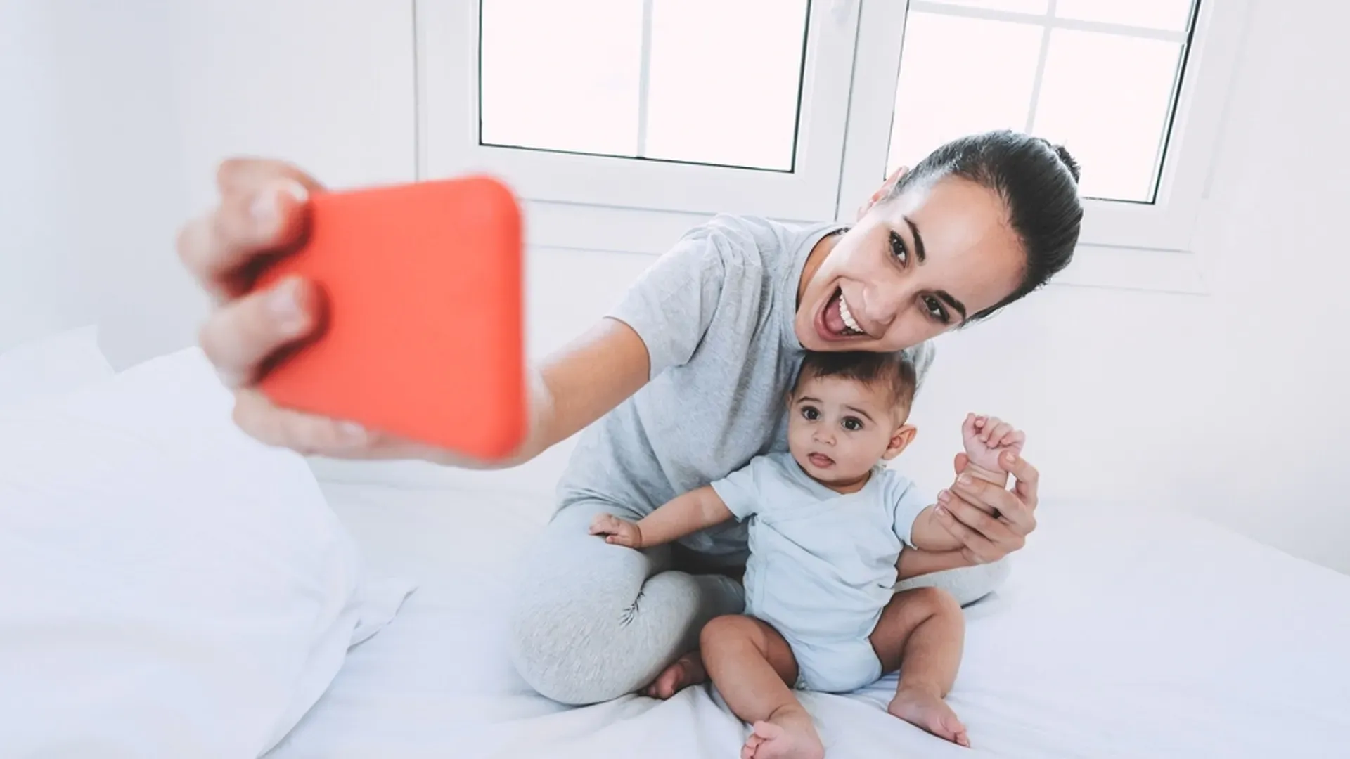 Postare o non postare? Sei modi di essere genitori sui social Postare o non postare? Sei modi di essere genitori sui social