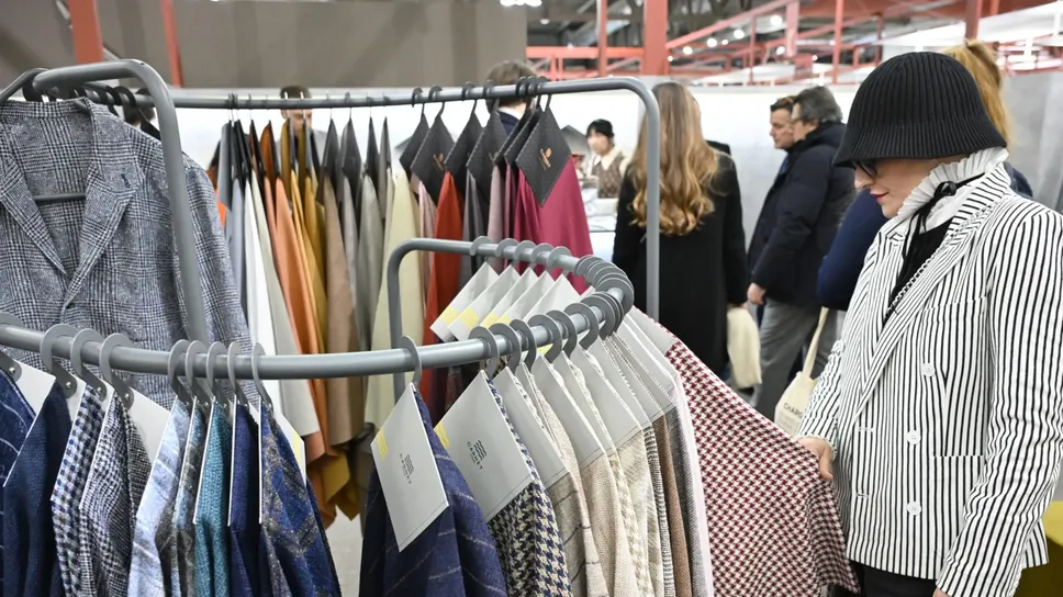 Tanti visitatori alla fiera Milano Unica, che si è aperta ieri Tanti visitatori alla fiera Milano Unica, che si è aperta ieri