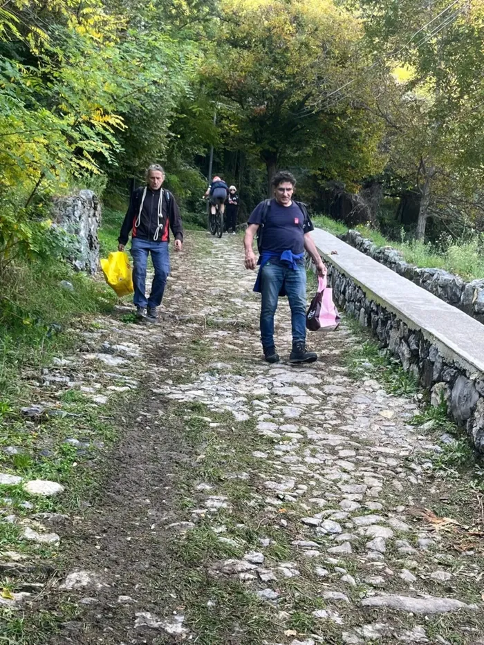Gli abitanti della frazione Bondo che percorrono la mulattiera