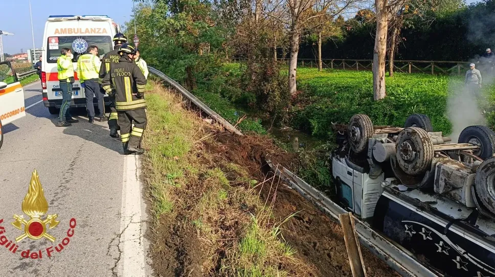 Il camion ribaltato nel torrente che fiancheggia la strada Il camion ribaltato nel torrente che fiancheggia la strada