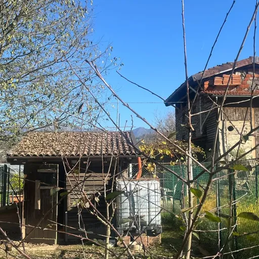 Cade da una scala a pioli: grave uomo