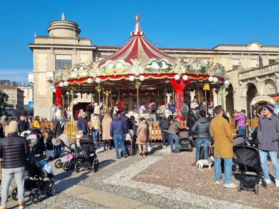 La giostra in piazza Vittorio Veneto